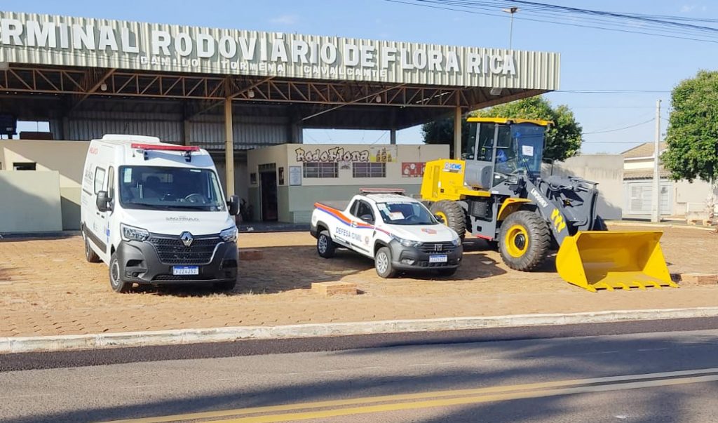 FLORA RICA: Município é contemplado com viatura para a Defesa Civil, ambulância e pá carregadeira
