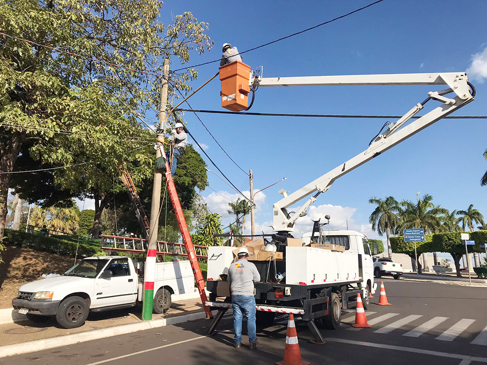 FLÓRIDA: Iniciada implantação de iluminação de lâmpadas de led em ruas e avenidas