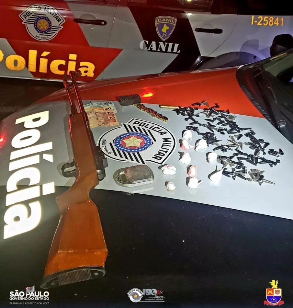 Dois homens são presos com arma de fogo, munições e porções de cocaína