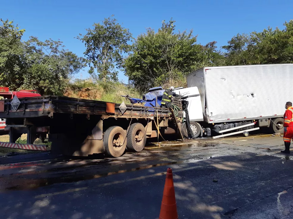 Dois homens ficam feridos em acidente envolvendo quatro veículos na BR-153 em José Bonifácio