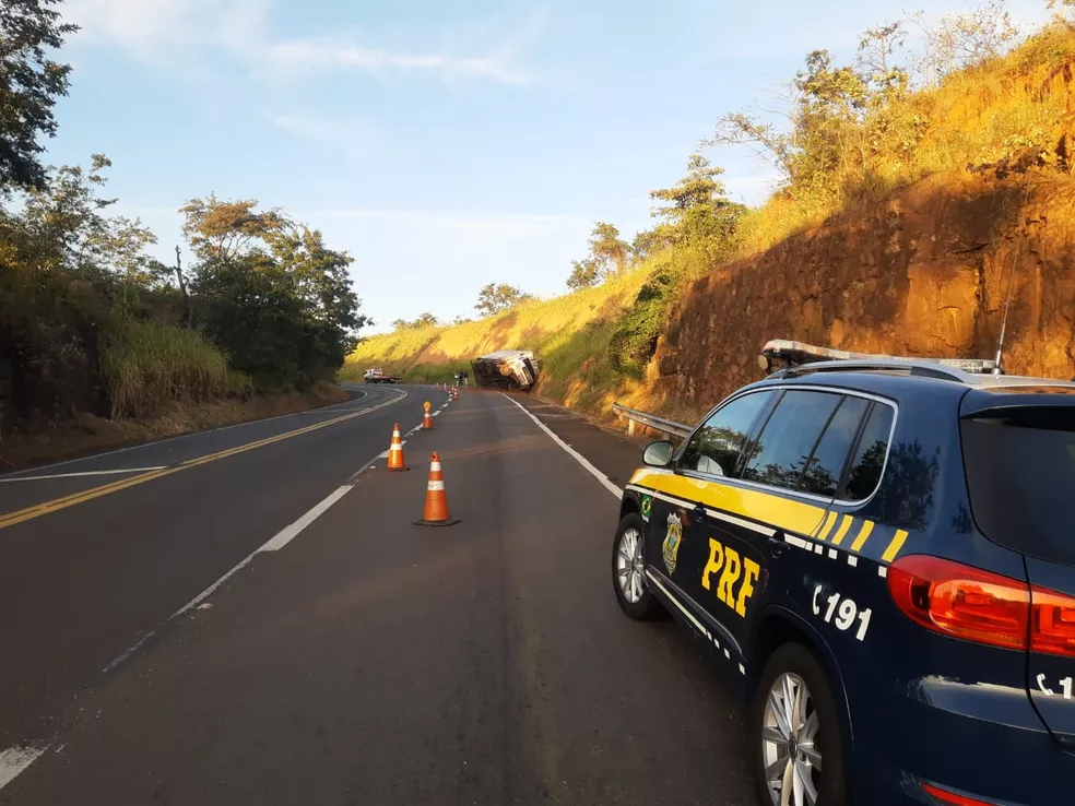 Caminhão tomba em Ocauçu e interdita parte da pista da BR-153