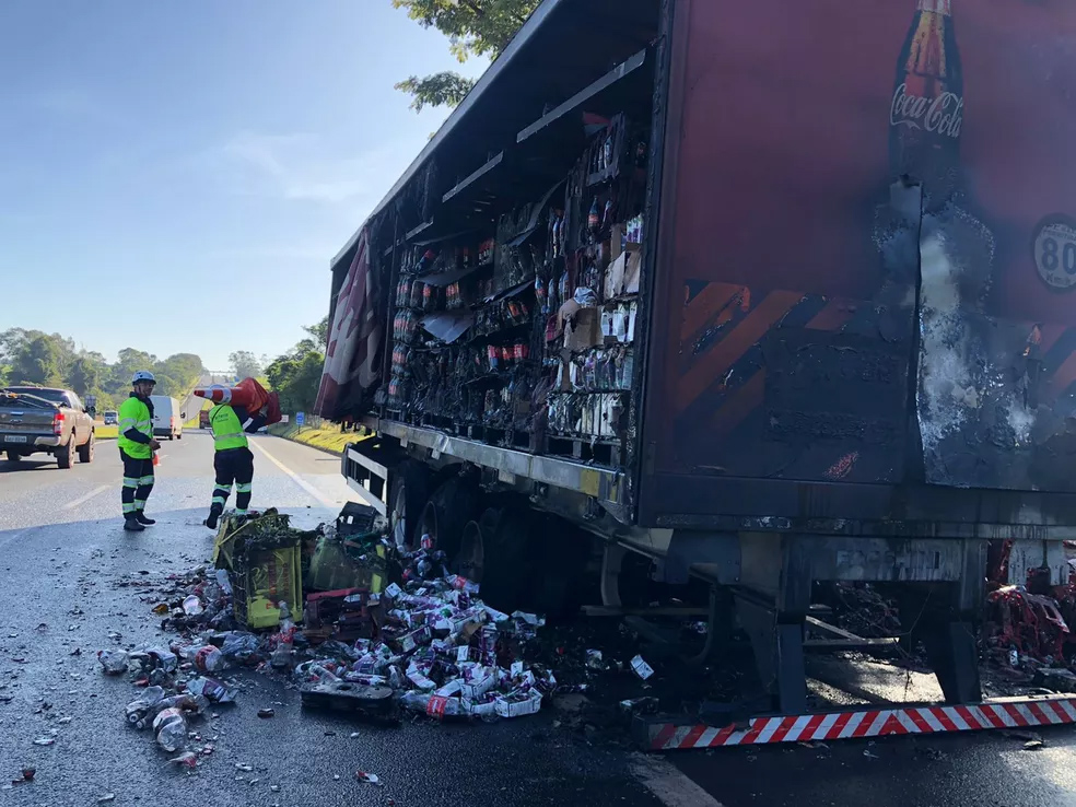 Carreta pega fogo em rodovia e causa engarrafamento de 2 quilômetros