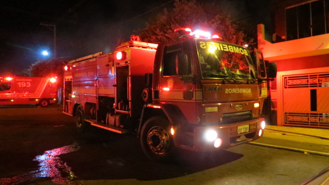 Casa fica parcialmente destruída após incêndio