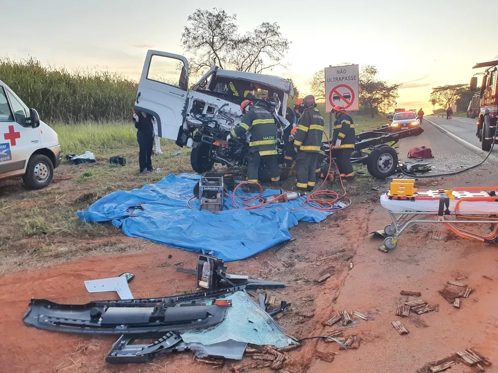 Motorista fica preso nas ferragens após batida entre caminhões em Tabatinga