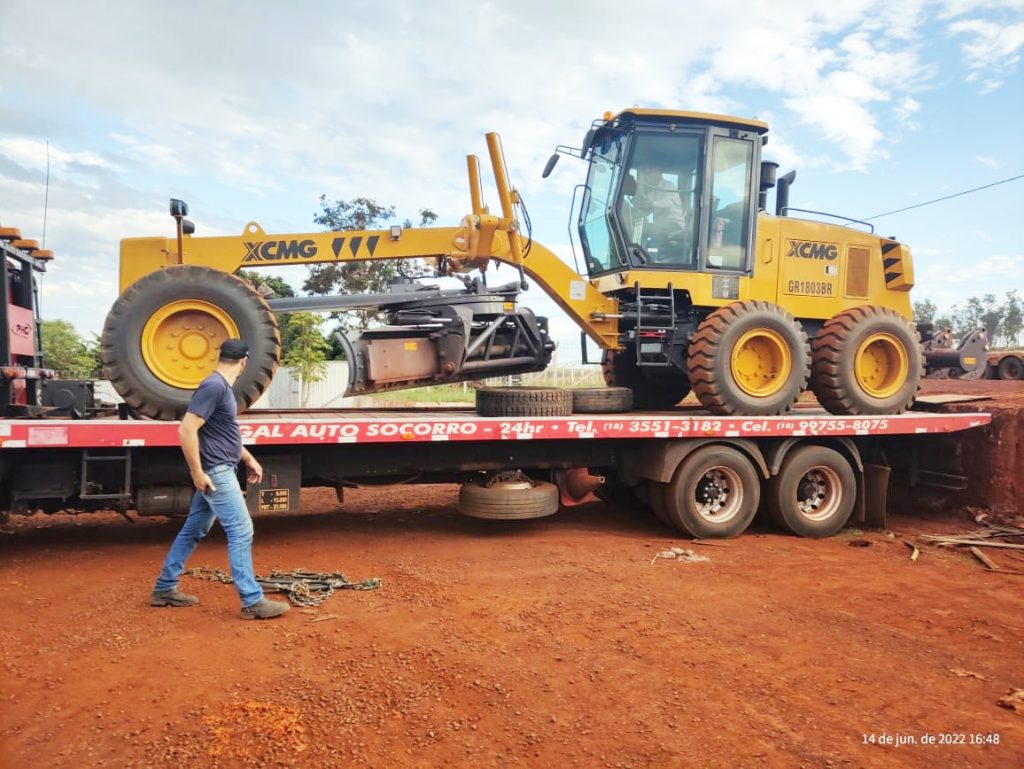 IRAPURU: Município recebe máquina Motoniveladora do Governo do Estado