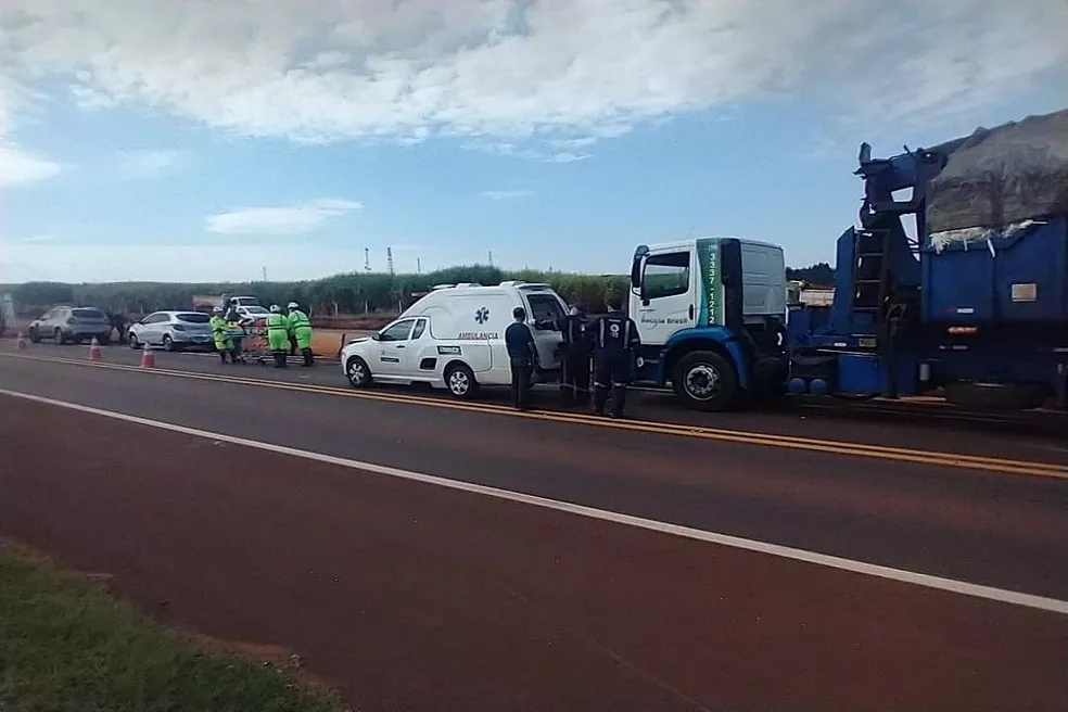 Ambulância que transportava paciente se envolve em acidente com carro e caminhão em rodovia de Barra Bonita