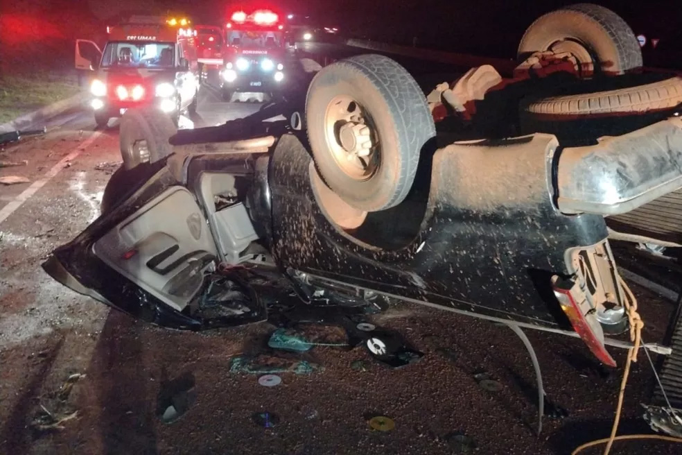 Caminhonete capota e três ficam feridos em Santa Cruz do Rio Pardo