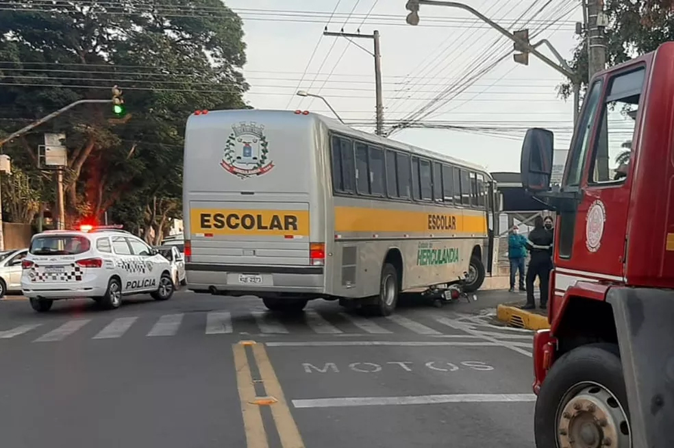 Motociclista fica ferido após moto parar debaixo de ônibus escolar em Tupã