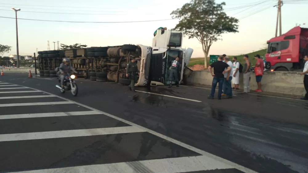 Caminhoneiro fica ferido em tombamento
