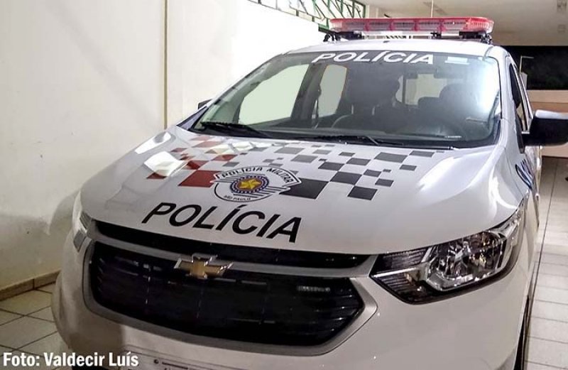 Armado com faca, bandido rouba R$ 1.200 e foge em veículo