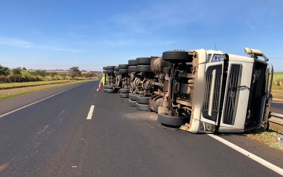 Caminhão com 36 toneladas de ferragem tomba na Rodovia Anhanguera em Jardinópolis, SP