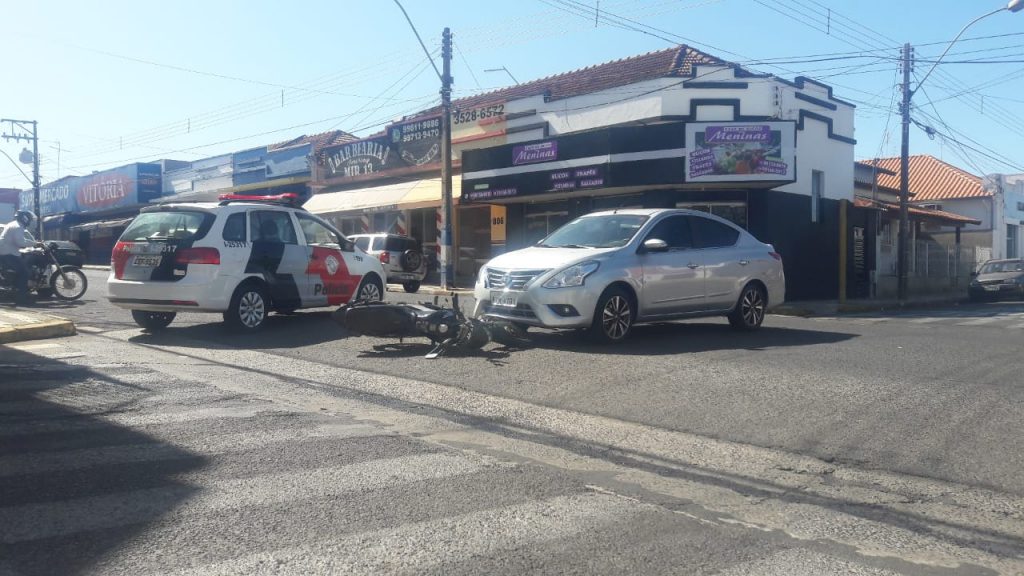 Motociclista fica ferido em acidente