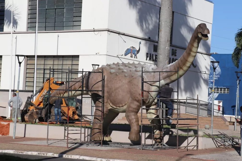 Dinos viram atração turística no centro de Marília