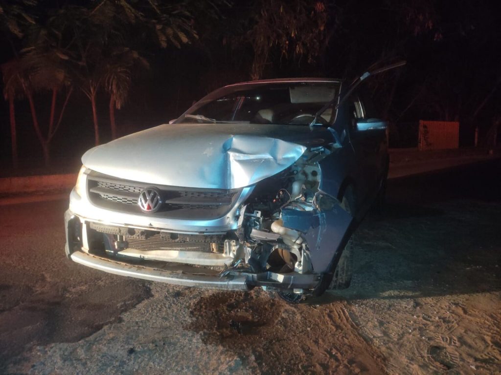 Carro bate em poste e motorista e passageiro acabam presos com droga