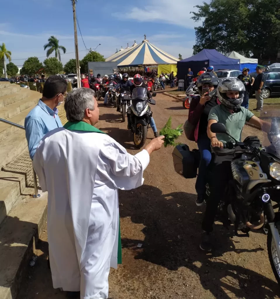 Motociclistas recebem bênçãos durante a 16ª Motorromaria, em Santo Expedito