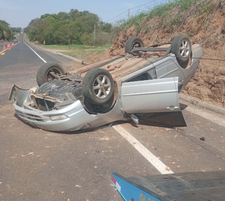 Capotamento deixa duas pessoas feridas na SP-294