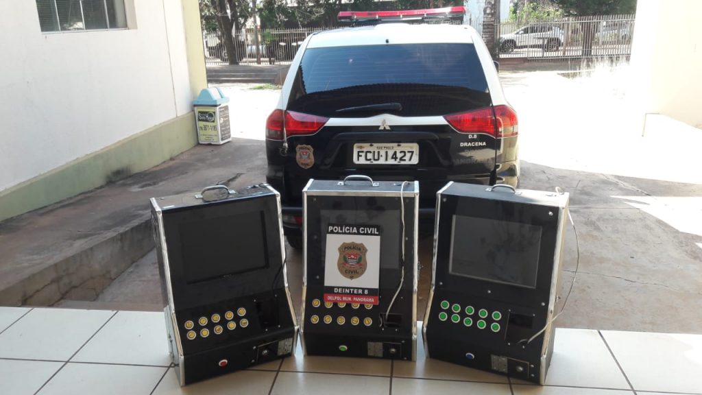 Polícia Civil apreende três máquinas caça-níquel