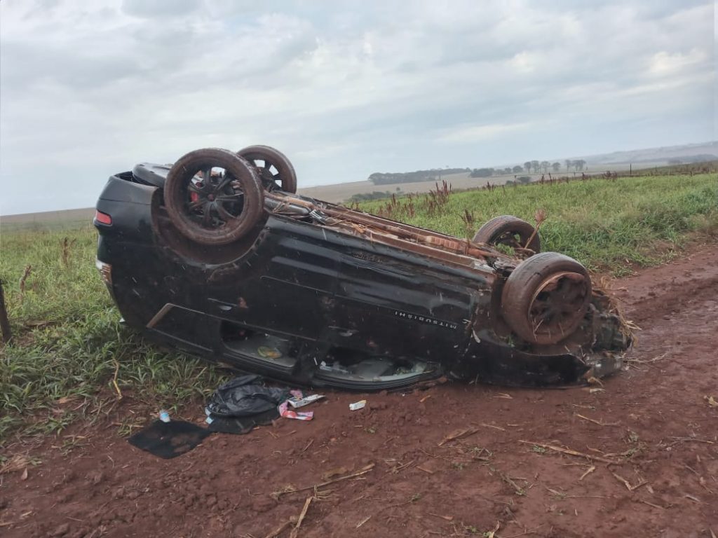 Após tentar fugir de viaturas e do Helicóptero Águia, assaltante de postos capota carro e é preso