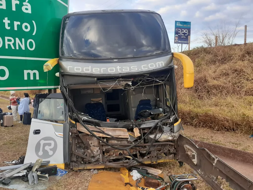 Ônibus com 33 passageiros e caminhão com telhas colidem na Via Anhanguera em Guará, SP
