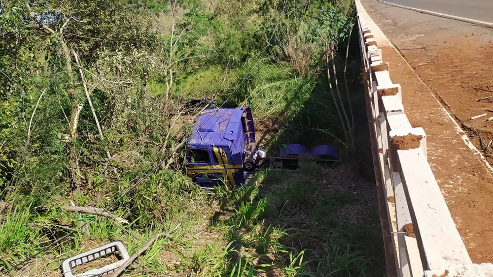 Queda de caminhão em ribanceira deixa motorista ferido