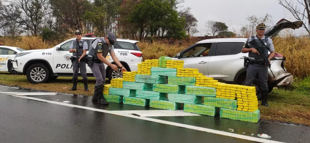 Homem foge de abordagem policial e abandona carro furtado lotado de maconha em canavial