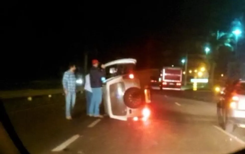 Bebê morre após ser lançado para fora de carro que capotou ao atingir moto