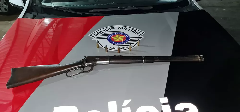 Após denúncias, Polícia Militar aprende arma e munições