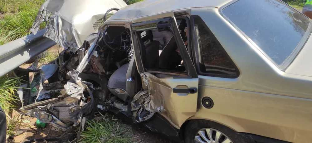 Motorista fica ferido após perder o controle da direção e bater carro em defensa metálica