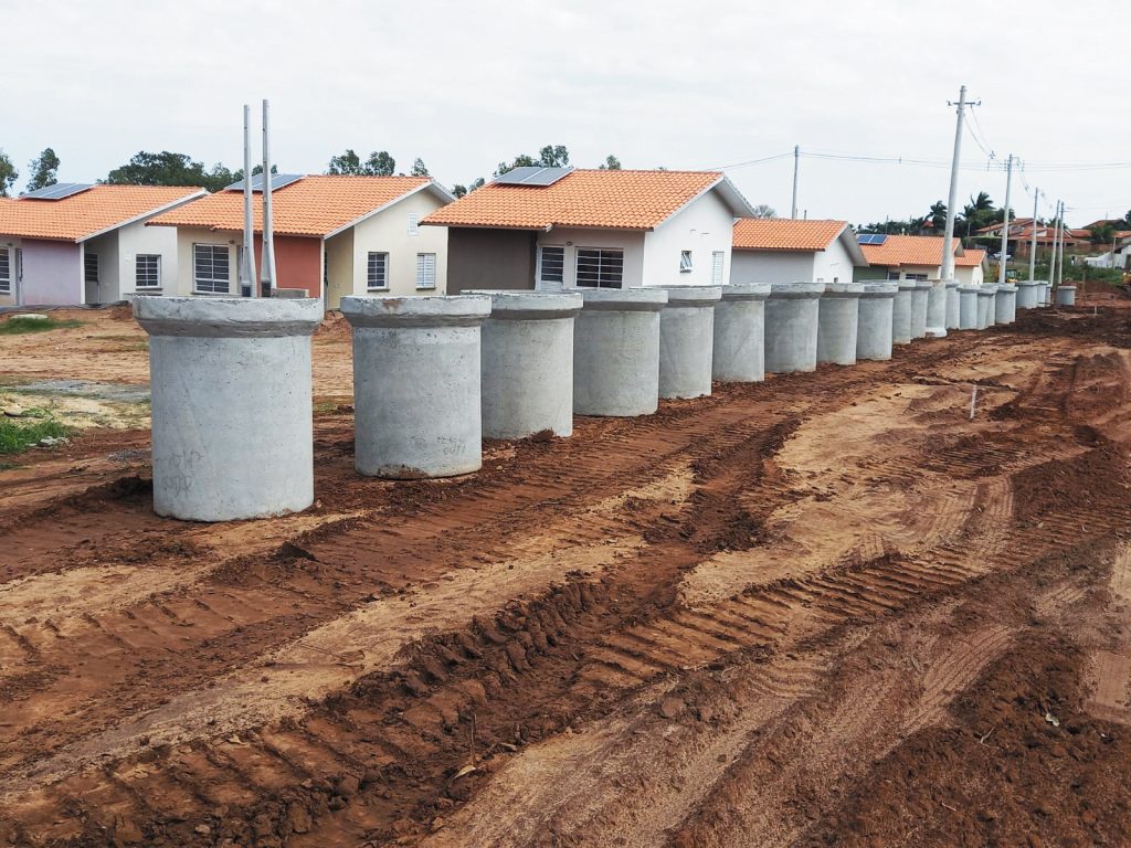 FLÓRIDA: Casas populares recebem obras de galeria de águas pluviais para execução de infraestrutura