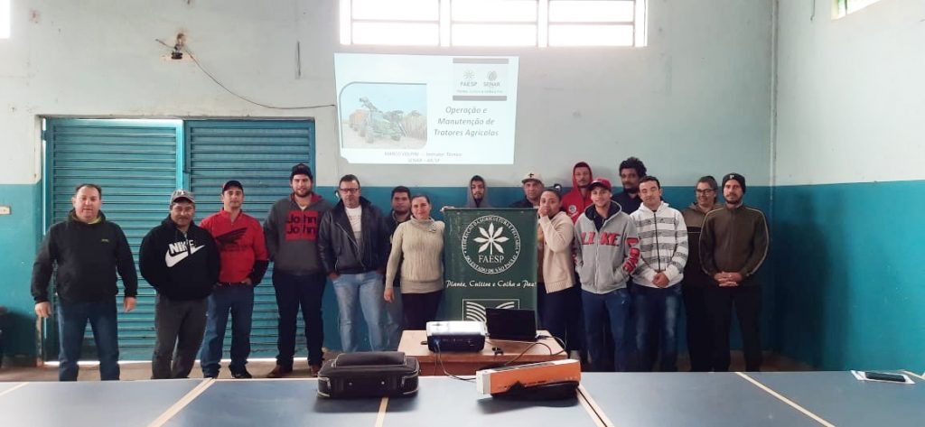 FLORA RICA: Curso de operador e manutenção de tratores forma mais uma turma