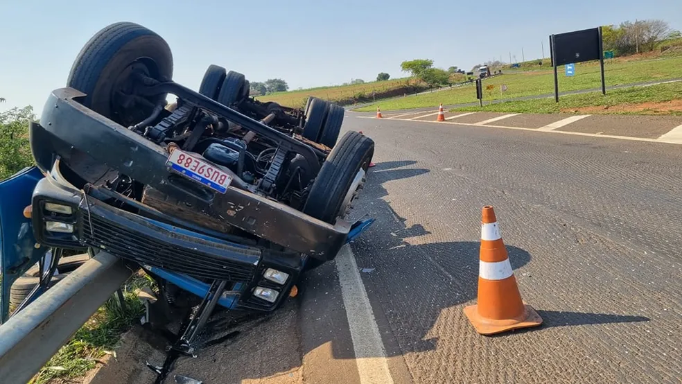 Caminhão com carga de pneus tomba em trevo de acesso a Itaju