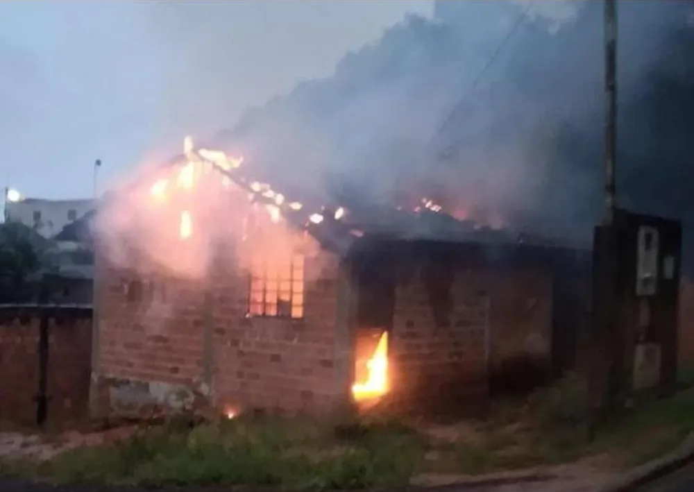 Incêndio destrói dois cômodos de residência