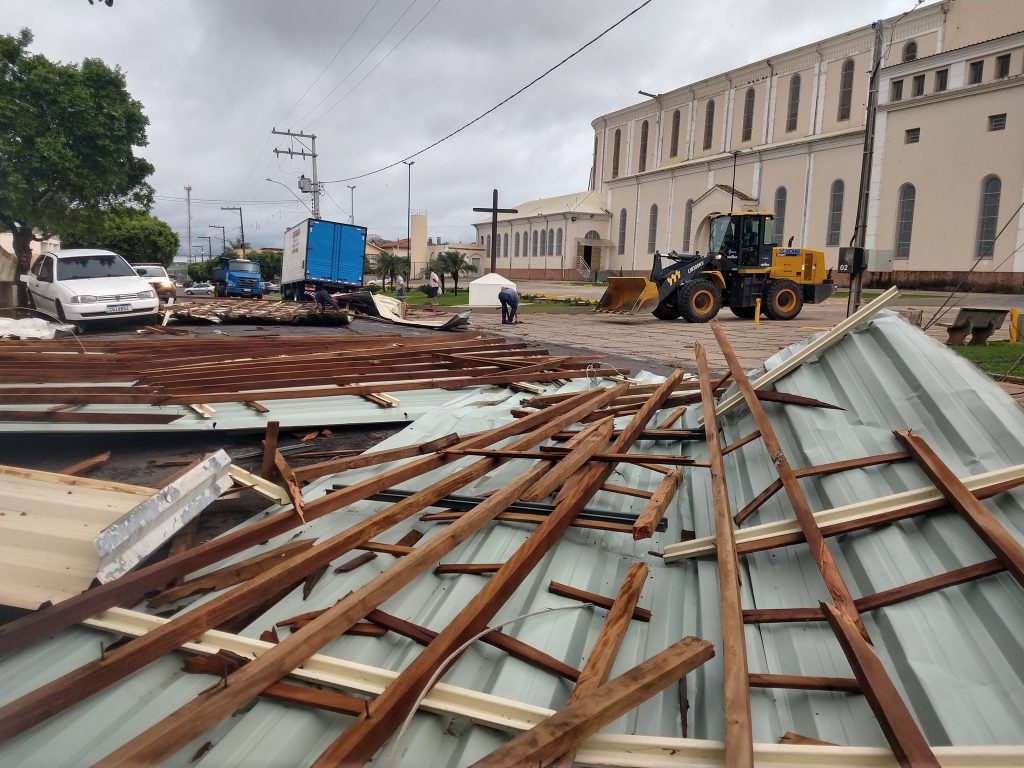 LUCÉLIA: Prefeitura e Defesa Civil trabalham para sanar prejuízos causados pelo vendaval