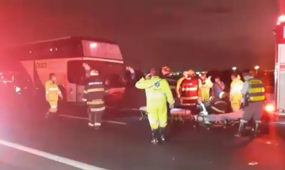 Acidente com ônibus deixa 2 feridos e interdita Rodovia Anhanguera em Ribeirão Preto, SP