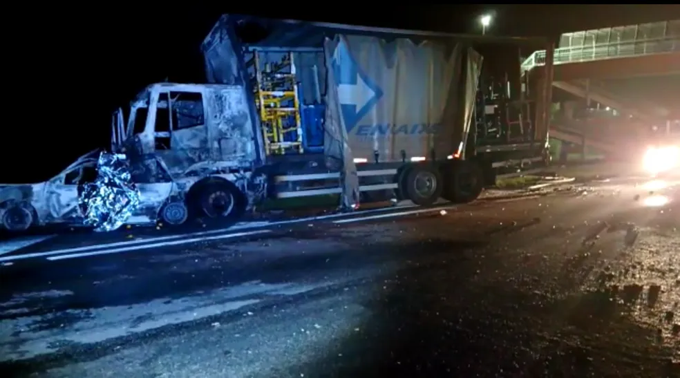 Homem morre carbonizado após acidente entre carro e dois caminhões em Jaguariúna