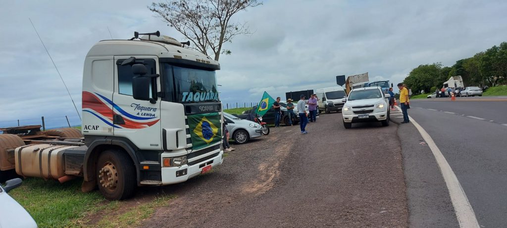 Caminhoneiros iniciam manifestação na SP-294 em Adamantina