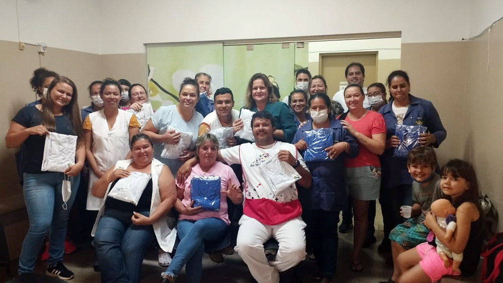 SALMOURÃO: Prefeitura entrega jalecos e uniformes para servidores que atuam na área da Saúde