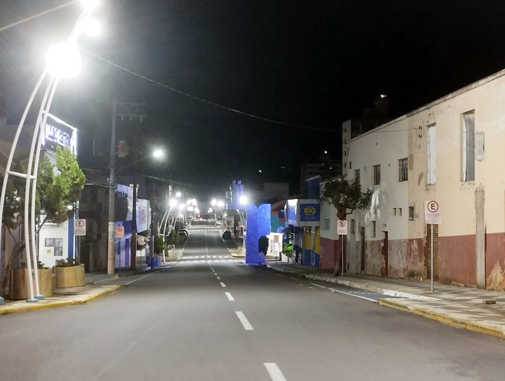JUNQUEIRÓPOLIS: Prossegue a troca de lâmpadas comum por LED na iluminação pública da cidade