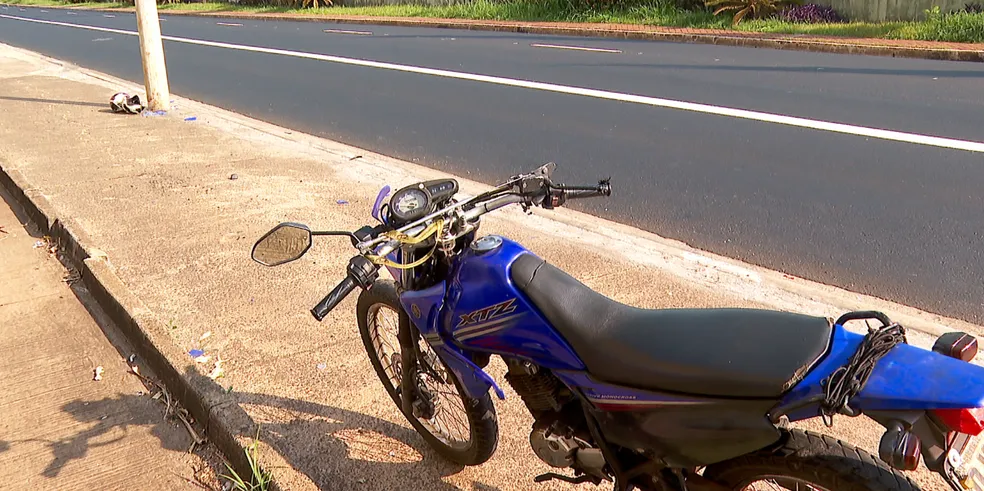 Motociclista e garupa morrem após colisão com poste na Avenida Fábio Barreto, em Ribeirão Preto, SP