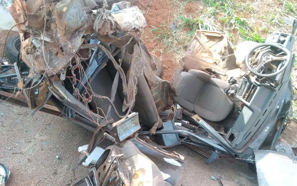 Homem morre após carro capotar e bater em barreira de rodovia entre Buritizal e Ituverava, SP