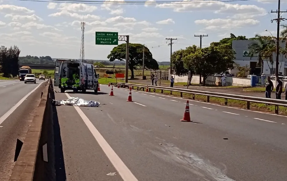 Batida entre moto e caminhão mata motociclista na Rodovia Raposo Tavares em Assis