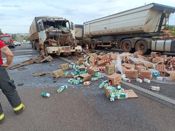 Caminhão e carreta se chocam na SP-320 entre Valentim e Votuporanga