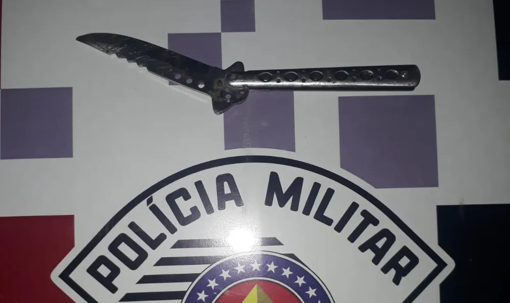 Irmãos são presos em flagrante suspeitos de ferir homem com golpe de canivete na barriga