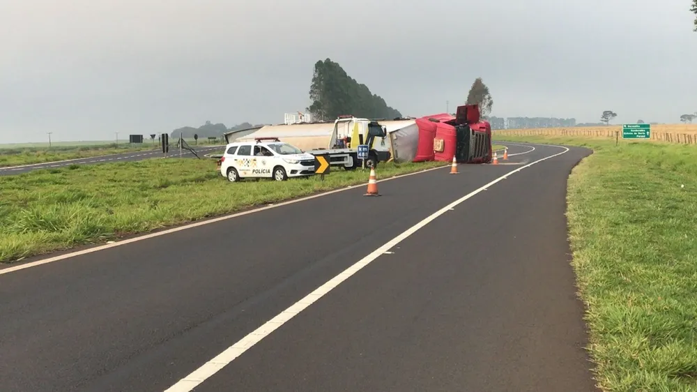 Caminhão invade pista contrária e tomba em canteiro central de rodovia