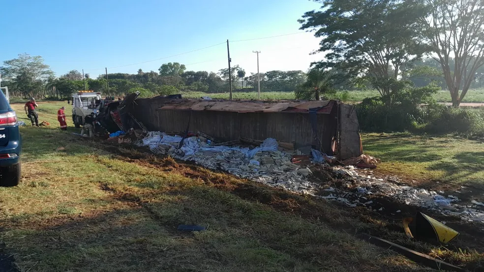 Homem morre após caminhão carregado com telhas tombar às margens da BR-153