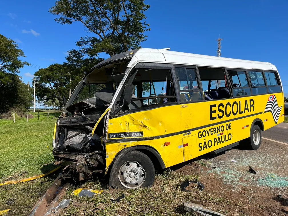 Batida entre ônibus escolar e caminhão-tanque deixa três feridos no interior de SP