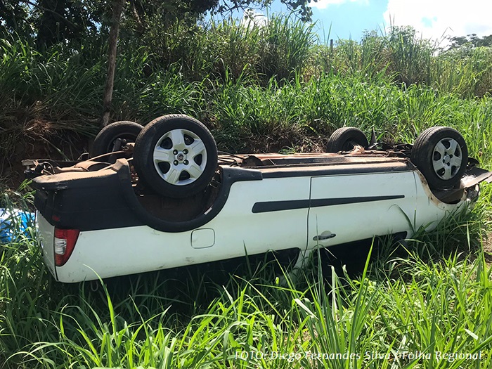 Motorista sai ileso de capotamento na SP-294