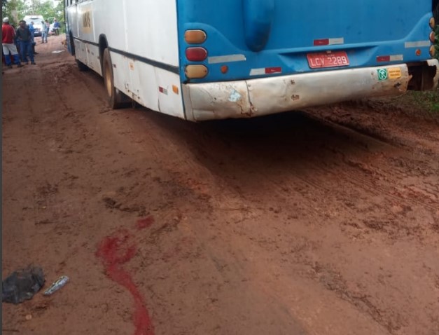 Motociclista fica gravemente ferido em acidente com ônibus de trabalhadores rurais