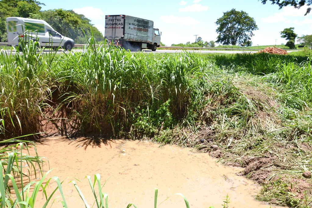 Acidente na SP-294 acende alerta à concessionária do pedágio por perigos no acostamento