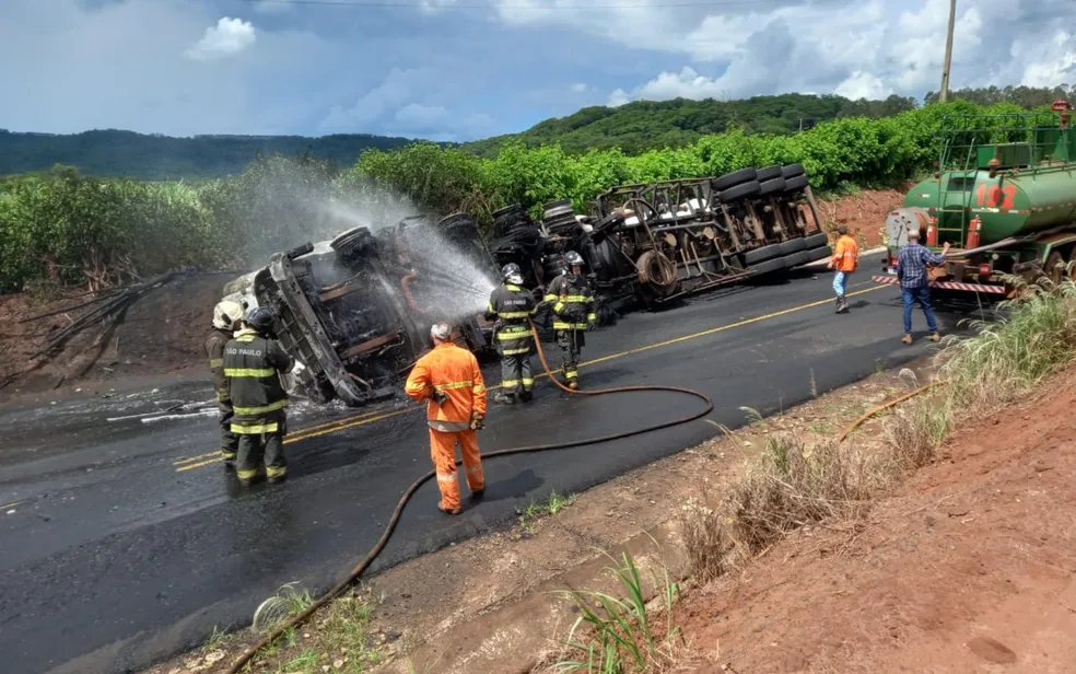 Caminhão carregado com cimento pega fogo após tombar em vicinal de Altinópolis, SP